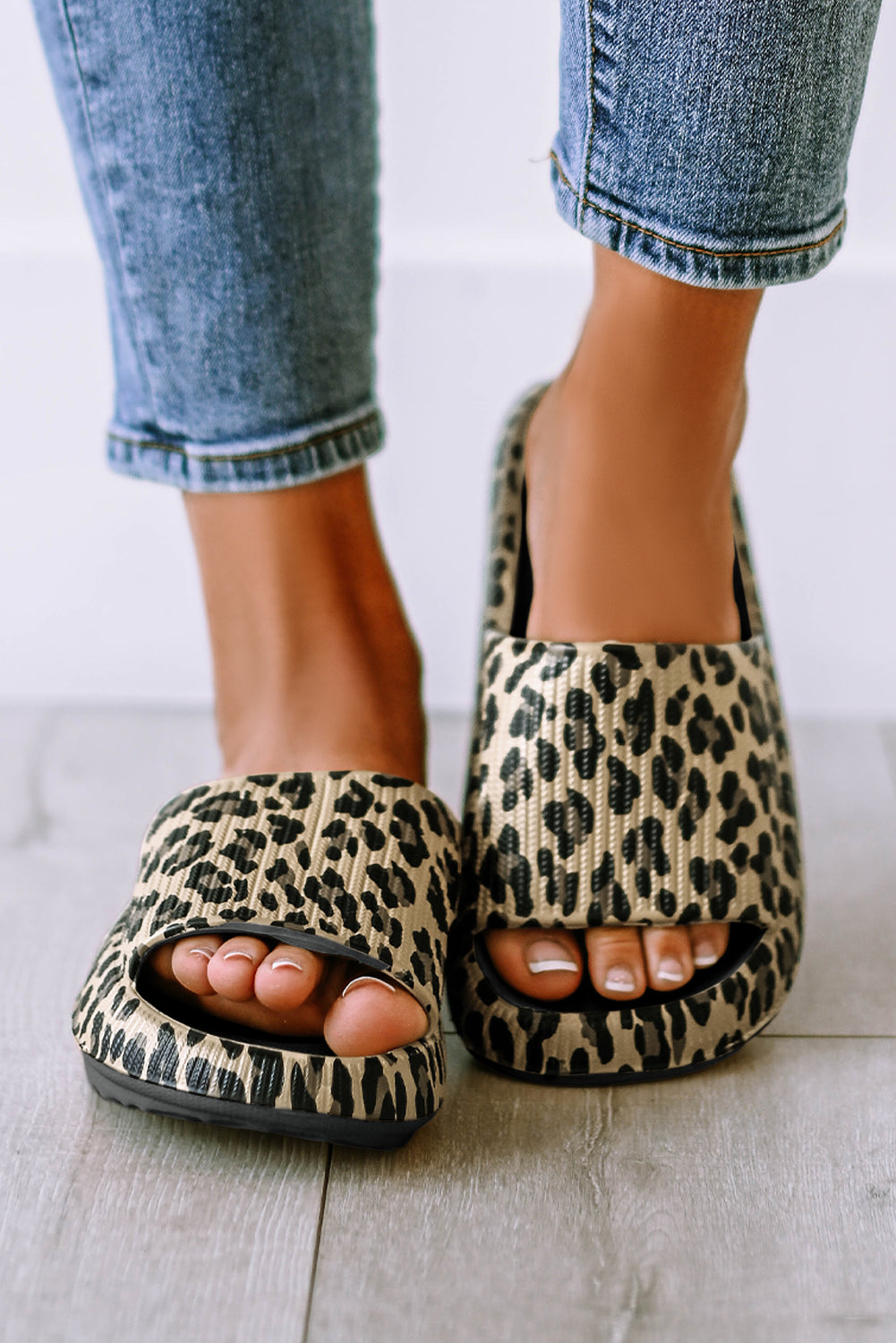 Sandalias planas con diseño animal print cómodas y modernas