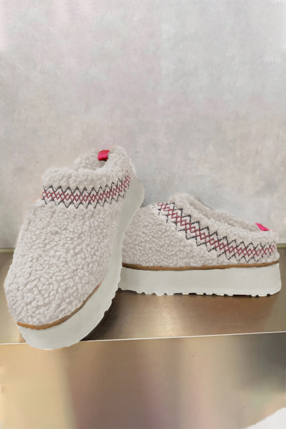 Zuecos tipo sherpa con plataforma gruesa cálida y cómoda