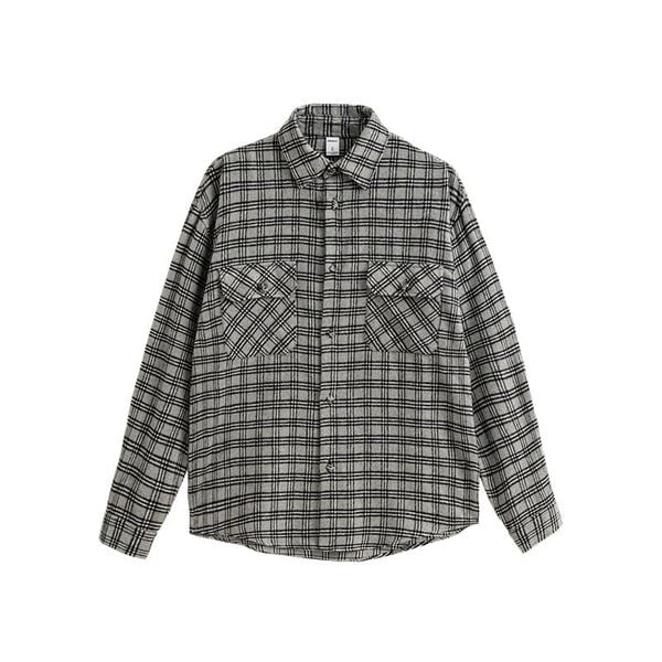 Moderna camisa de cuadros cepillados de gran tamaño en un estilo informal con botones