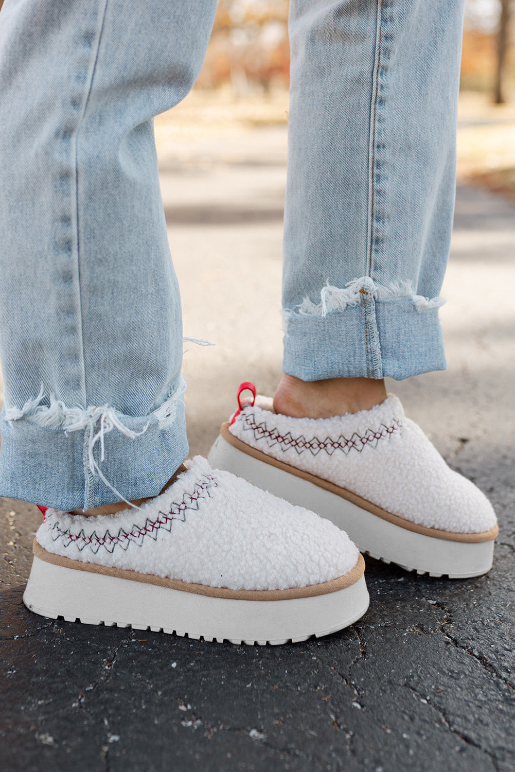 Zuecos tipo sherpa con plataforma gruesa cálida y cómoda