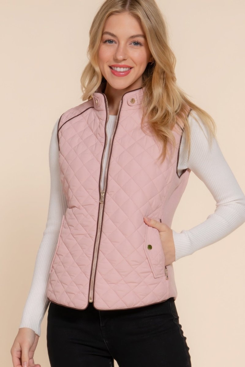 Chaleco Acolchado con Ribete de Ante en Rosa Beige: Comodidad y Estilo - Carmen Modas - Coats & Jackets