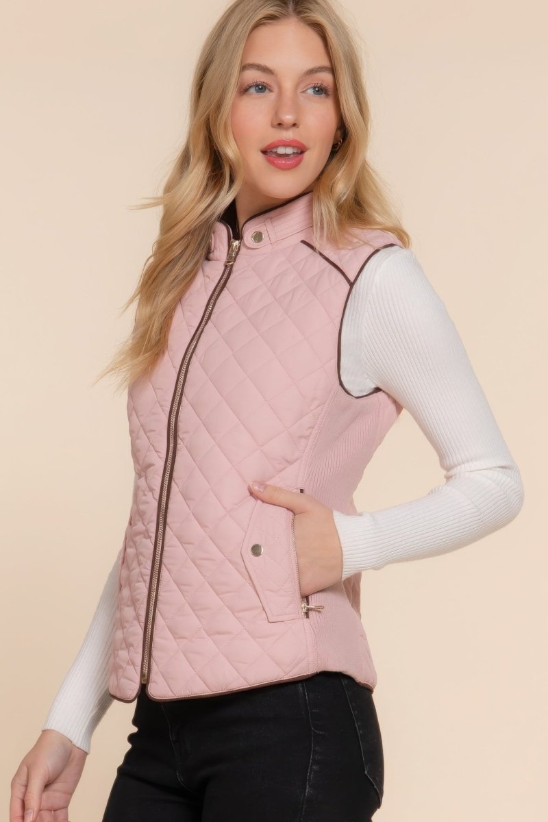 Chaleco Acolchado con Ribete de Ante en Rosa Beige: Comodidad y Estilo - Carmen Modas - Coats & Jackets