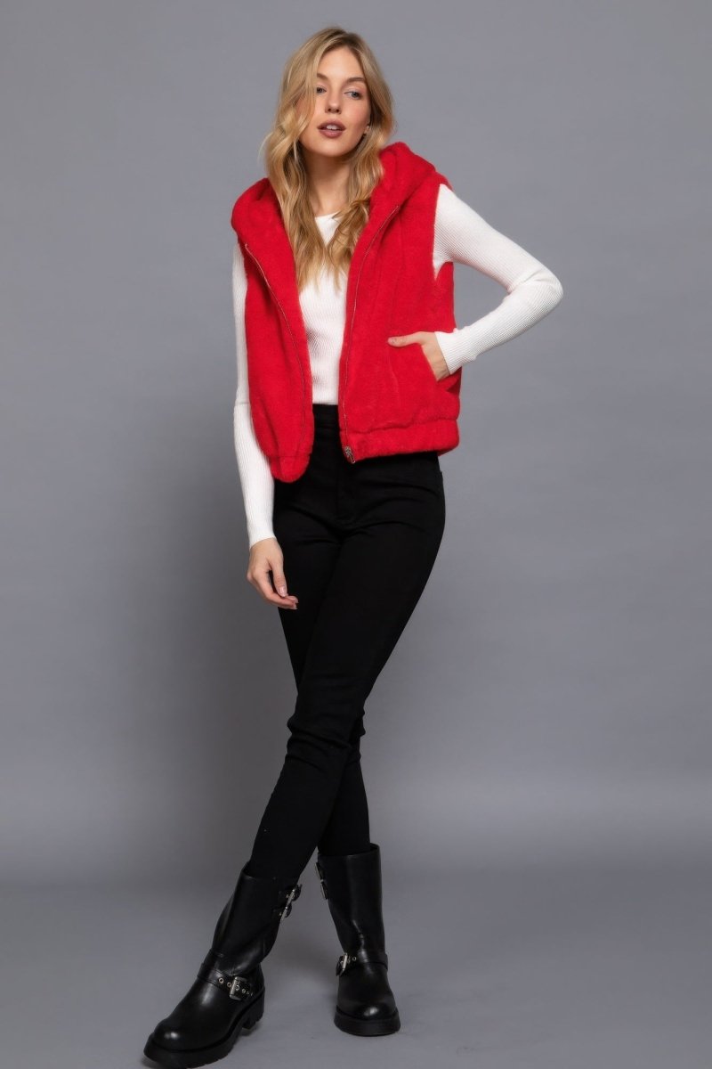 Chaleco de Piel Sintética con Capucha: Cálido y Estiloso en Rojo - Carmen Modas - Jacket