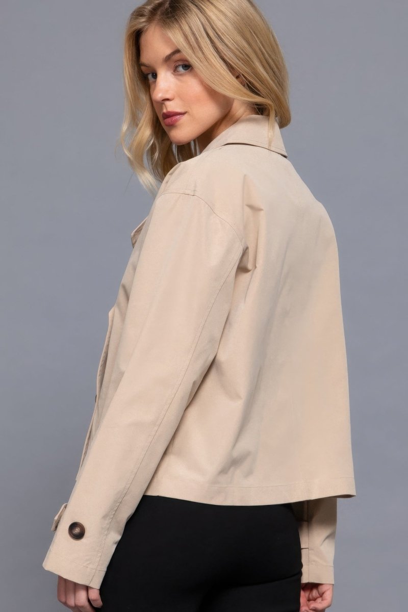 Chaqueta Trench Corta Doble Abotonadura: Elegancia y Versatilidad - Carmen Modas - Coats & Jackets