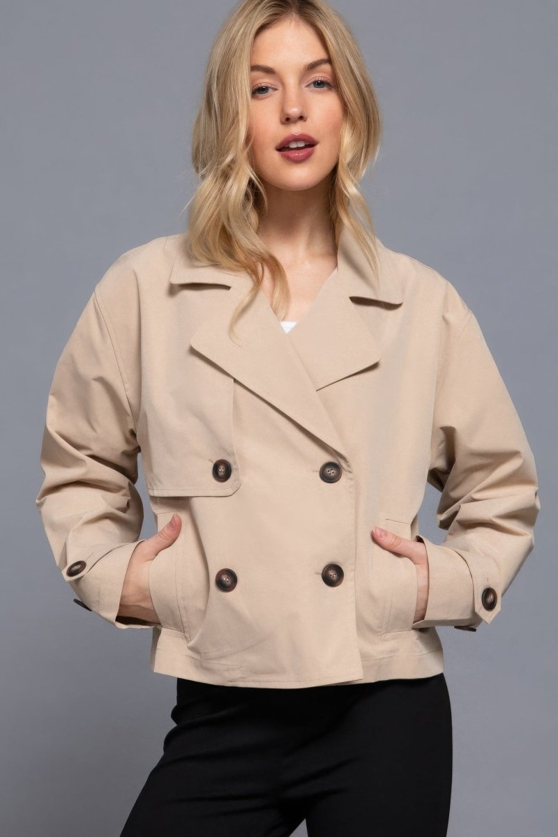 Chaqueta Trench Corta Doble Abotonadura: Elegancia y Versatilidad - Carmen Modas - Coats & Jackets