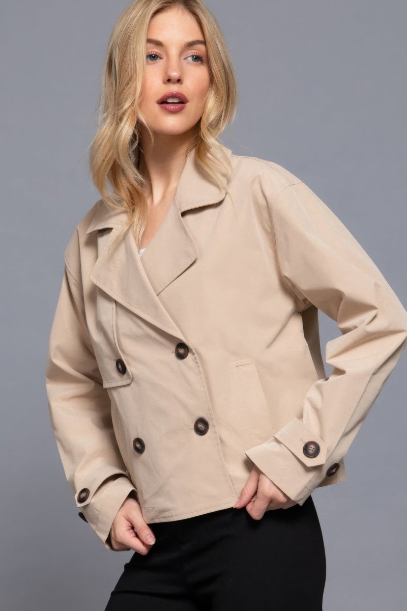 Chaqueta Trench Corta Doble Abotonadura: Elegancia y Versatilidad - Carmen Modas - Coats & Jackets