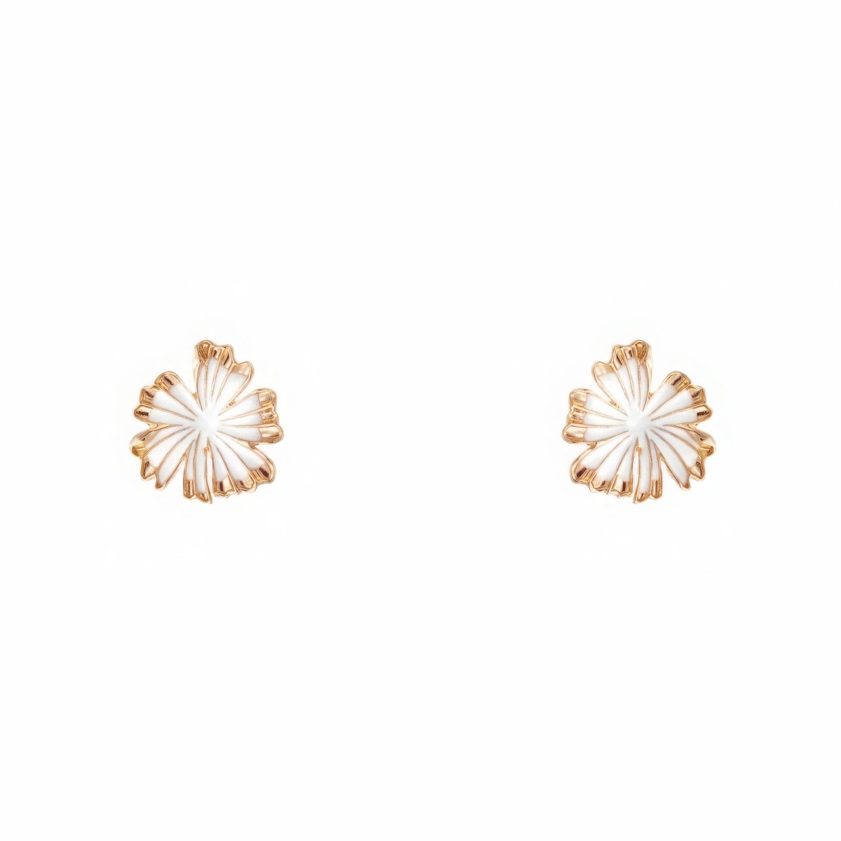 Elegantes Pendientes de Flor en Blanco: Toque Natural y Femenino - Carmen Modas - Jewelry