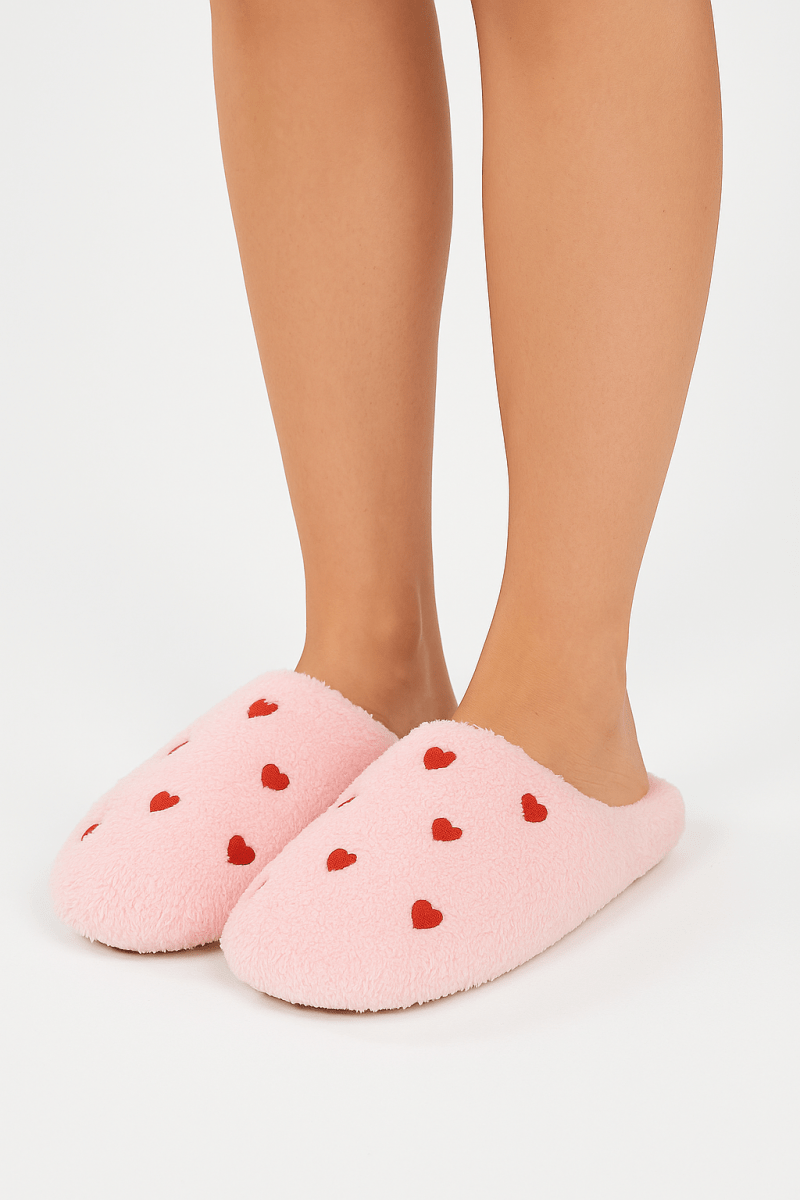 Pantuflas afelpadas slip - on bordadas con forma de corazón - Carmen Modas - Slides Shoes + Flip Flops