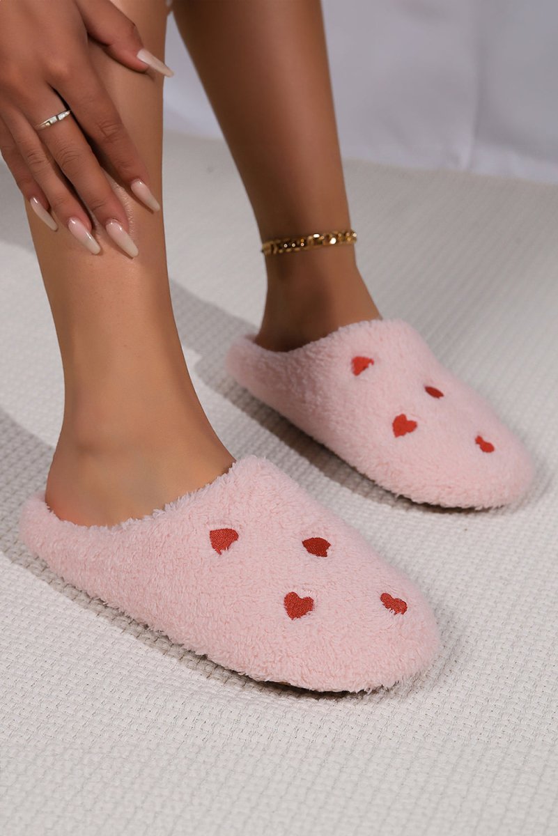 Pantuflas afelpadas slip - on bordadas con forma de corazón - Carmen Modas - Slides Shoes + Flip Flops
