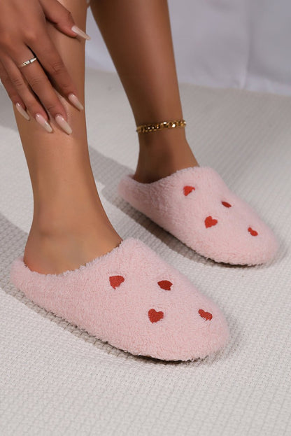 Pantuflas afelpadas slip - on bordadas con forma de corazón - Carmen Modas - Slides Shoes + Flip Flops