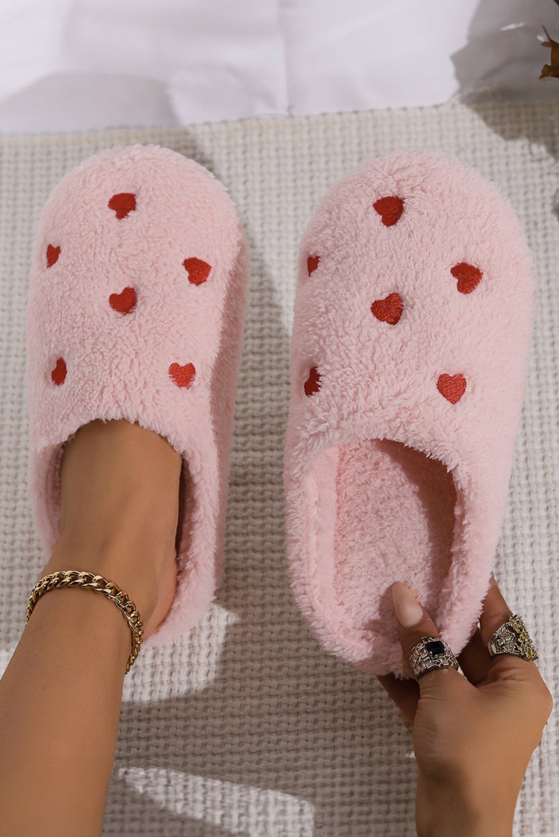 Pantuflas afelpadas slip - on bordadas con forma de corazón - Carmen Modas - Slides Shoes + Flip Flops