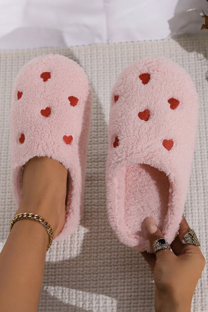Pantuflas afelpadas slip - on bordadas con forma de corazón - Carmen Modas - Slides Shoes + Flip Flops