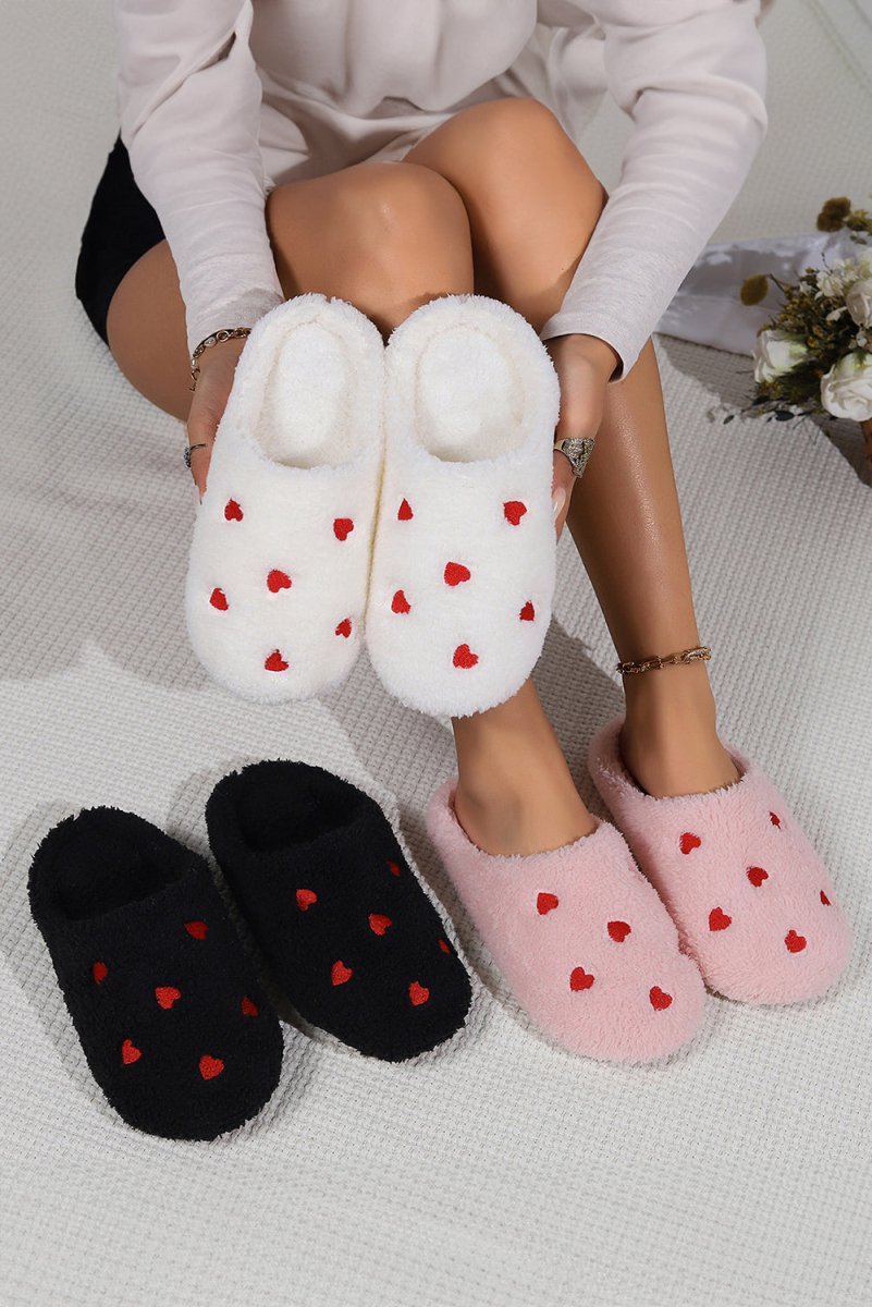 Pantuflas afelpadas slip - on bordadas con forma de corazón - Carmen Modas - Slides Shoes + Flip Flops