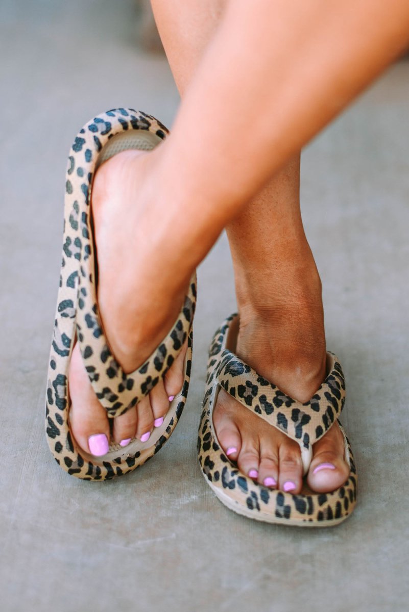 Sandalias flip - flop con plataforma y estampado leopardo - Carmen Modas - Slides Shoes + Flip Flops