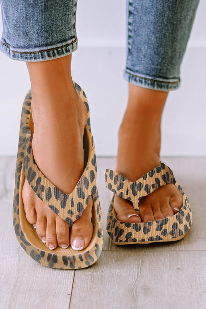 Sandalias flip - flop con plataforma y estampado leopardo - Carmen Modas - Slides Shoes + Flip Flops