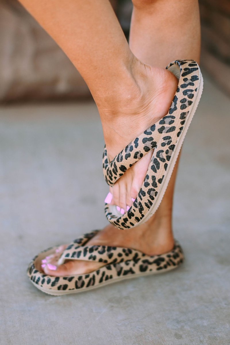 Sandalias flip - flop con plataforma y estampado leopardo - Carmen Modas - Slides Shoes + Flip Flops