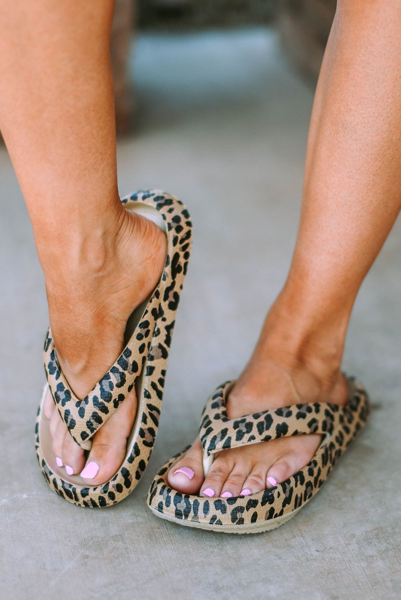 Sandalias flip - flop con plataforma y estampado leopardo - Carmen Modas - Slides Shoes + Flip Flops