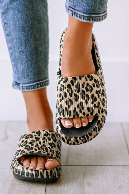 Sandalias planas con diseño animal print cómodas y modernas - Carmen Modas - Slides Shoes + Flip Flops