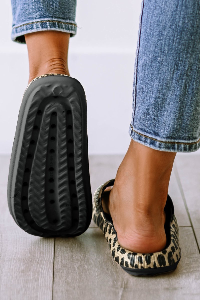 Sandalias planas con diseño animal print cómodas y modernas - Carmen Modas - Slides Shoes + Flip Flops