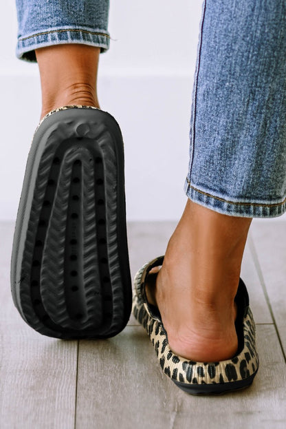 Sandalias planas con diseño animal print cómodas y modernas - Carmen Modas - Slides Shoes + Flip Flops