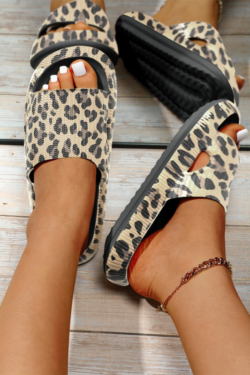 Sandalias planas con diseño animal print cómodas y modernas - Carmen Modas - Slides Shoes + Flip Flops