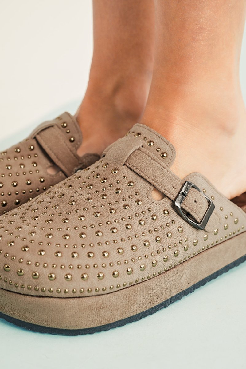Sandalias plataforma vintage con tachuelas decorativas - Carmen Modas - Sandals