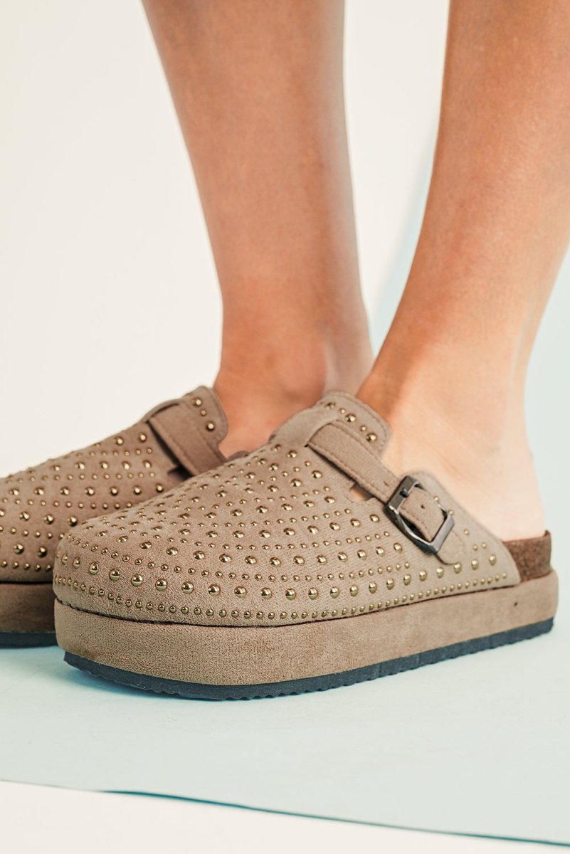 Sandalias plataforma vintage con tachuelas decorativas - Carmen Modas - Sandals