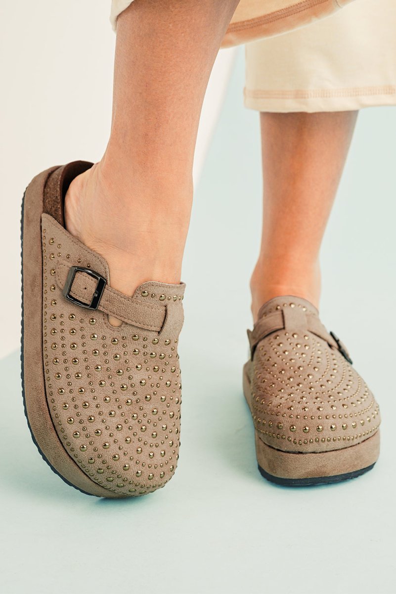 Sandalias plataforma vintage con tachuelas decorativas - Carmen Modas - Sandals