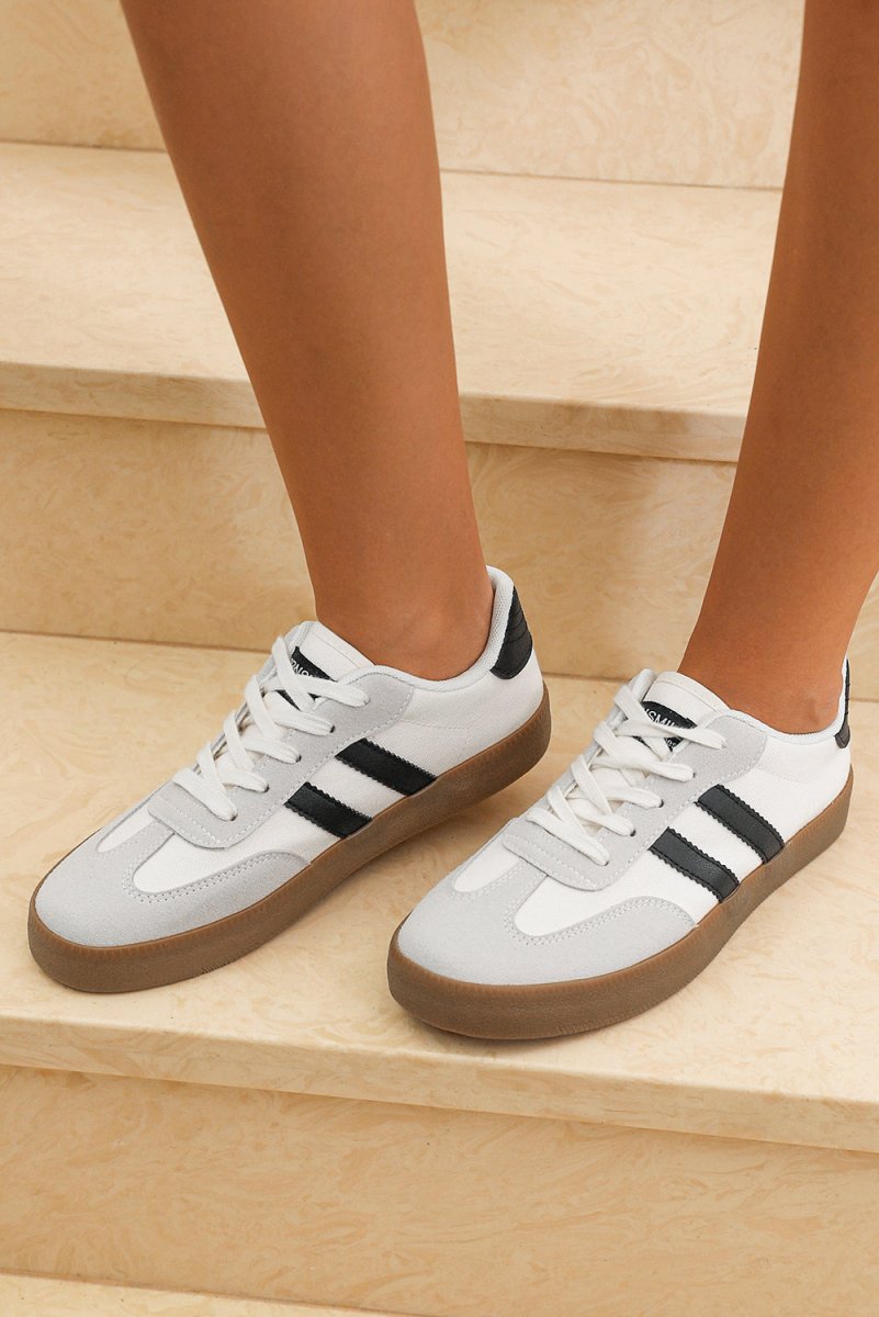 Zapatillas deportivas planas con rayas y cordones - Carmen Modas - Sneakers