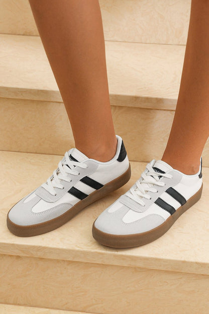 Zapatillas deportivas planas con rayas y cordones - Carmen Modas - Sneakers
