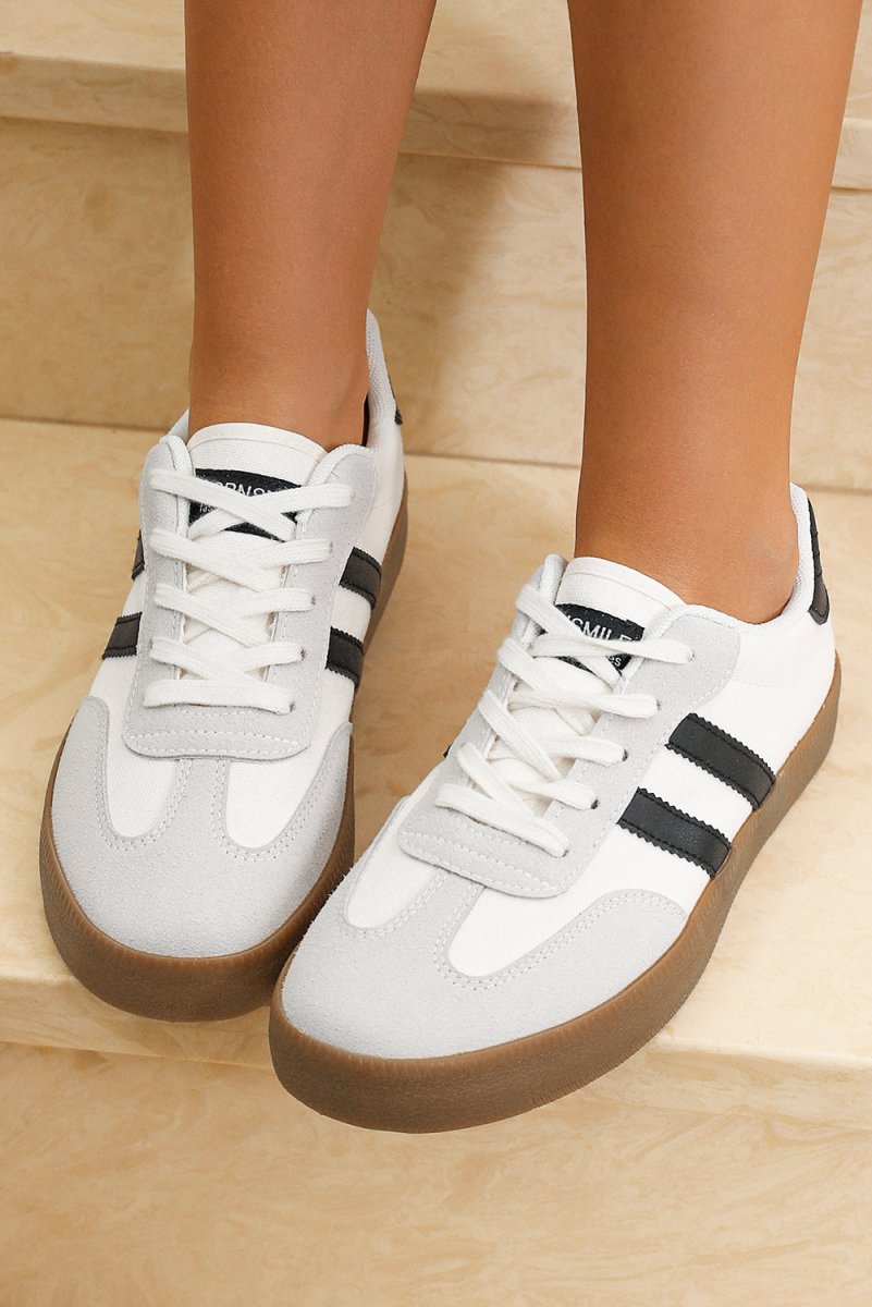 Zapatillas deportivas planas con rayas y cordones - Carmen Modas - Sneakers