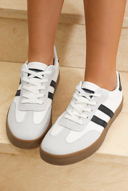 Zapatillas deportivas planas con rayas y cordones - Carmen Modas - Sneakers