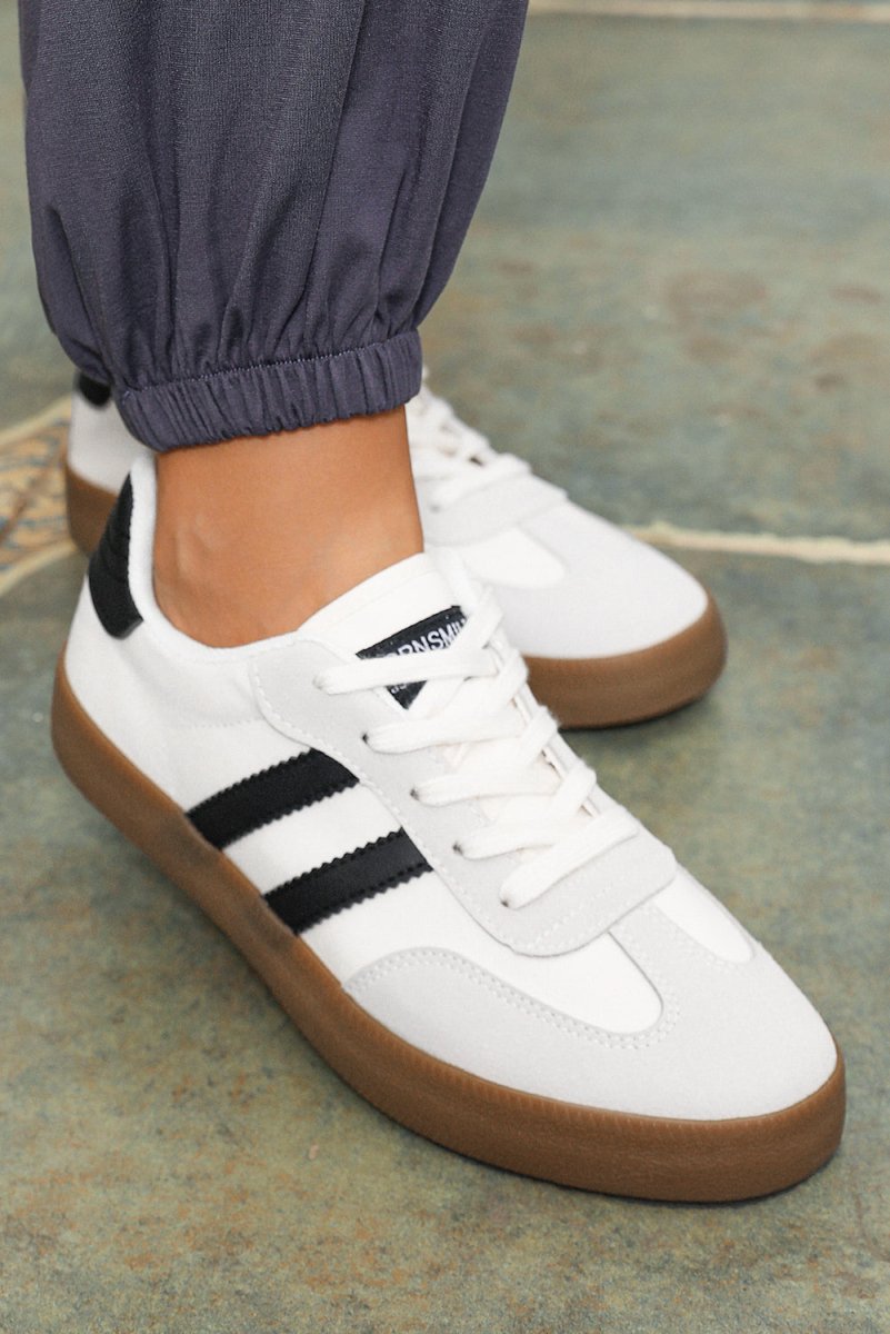 Zapatillas deportivas planas con rayas y cordones - Carmen Modas - Sneakers