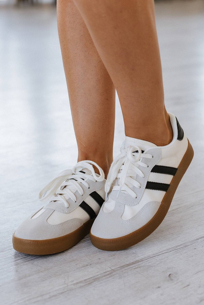 Zapatillas deportivas planas con rayas y cordones - Carmen Modas - Sneakers