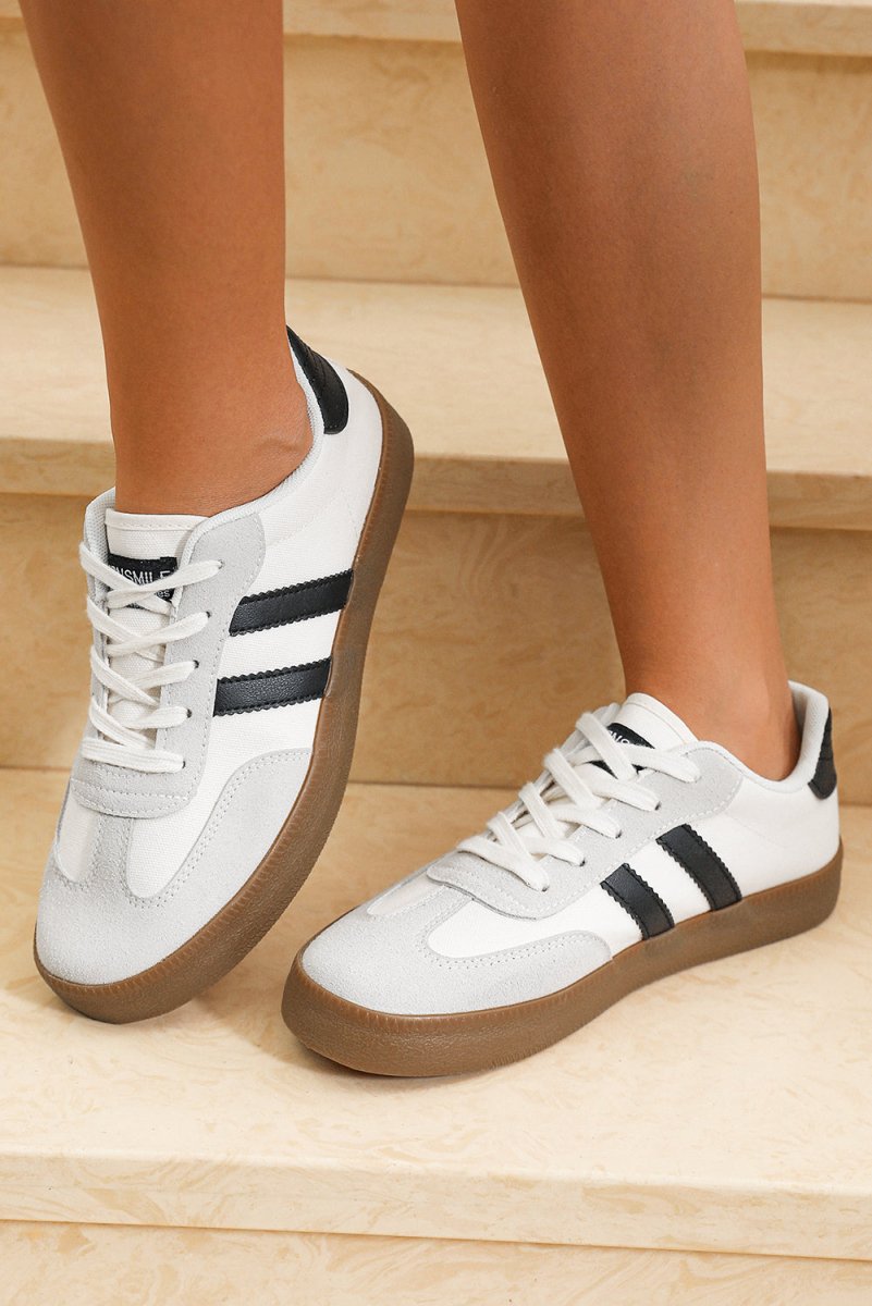 Zapatillas deportivas planas con rayas y cordones - Carmen Modas - Sneakers