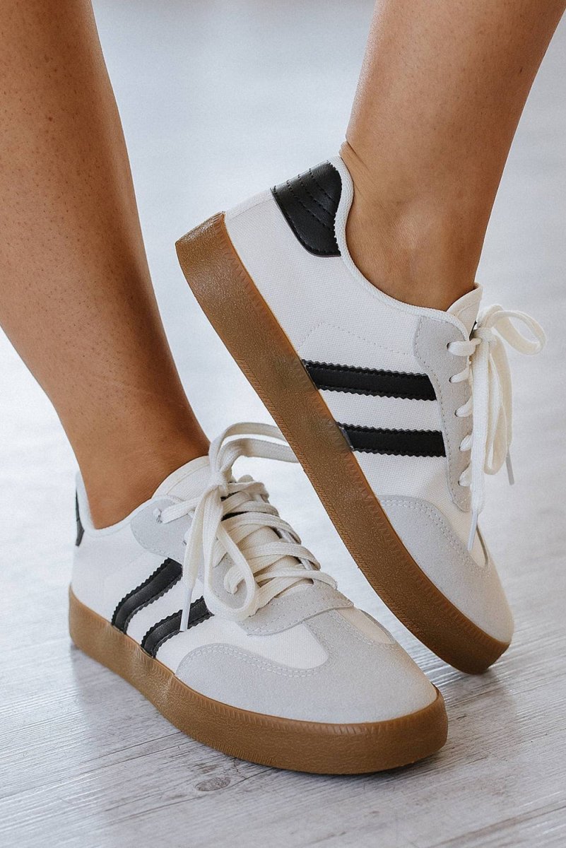 Zapatillas deportivas planas con rayas y cordones - Carmen Modas - Sneakers