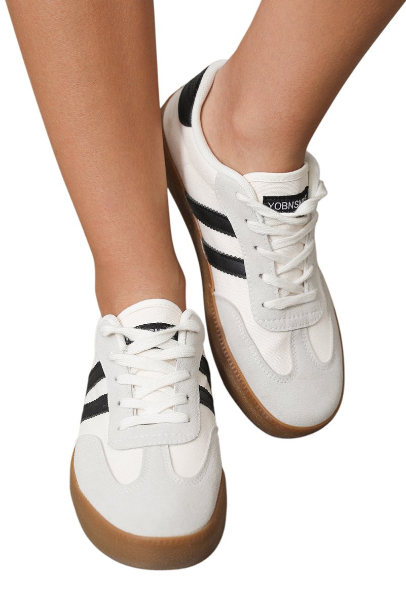 Zapatillas deportivas planas con rayas y cordones - Carmen Modas - Sneakers