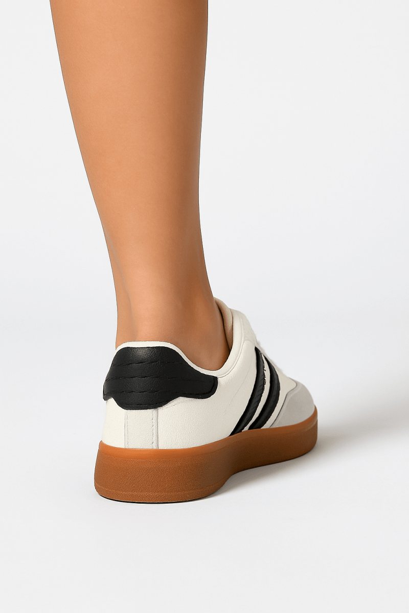 Zapatillas deportivas planas con rayas y cordones - Carmen Modas - Sneakers