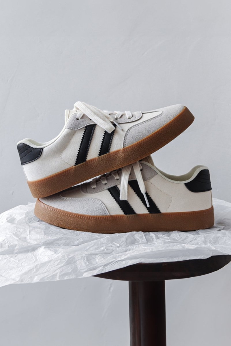 Zapatillas deportivas planas con rayas y cordones - Carmen Modas - Sneakers