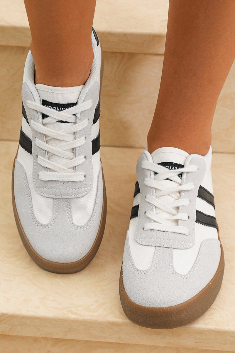 Zapatillas deportivas planas con rayas y cordones - Carmen Modas - Sneakers