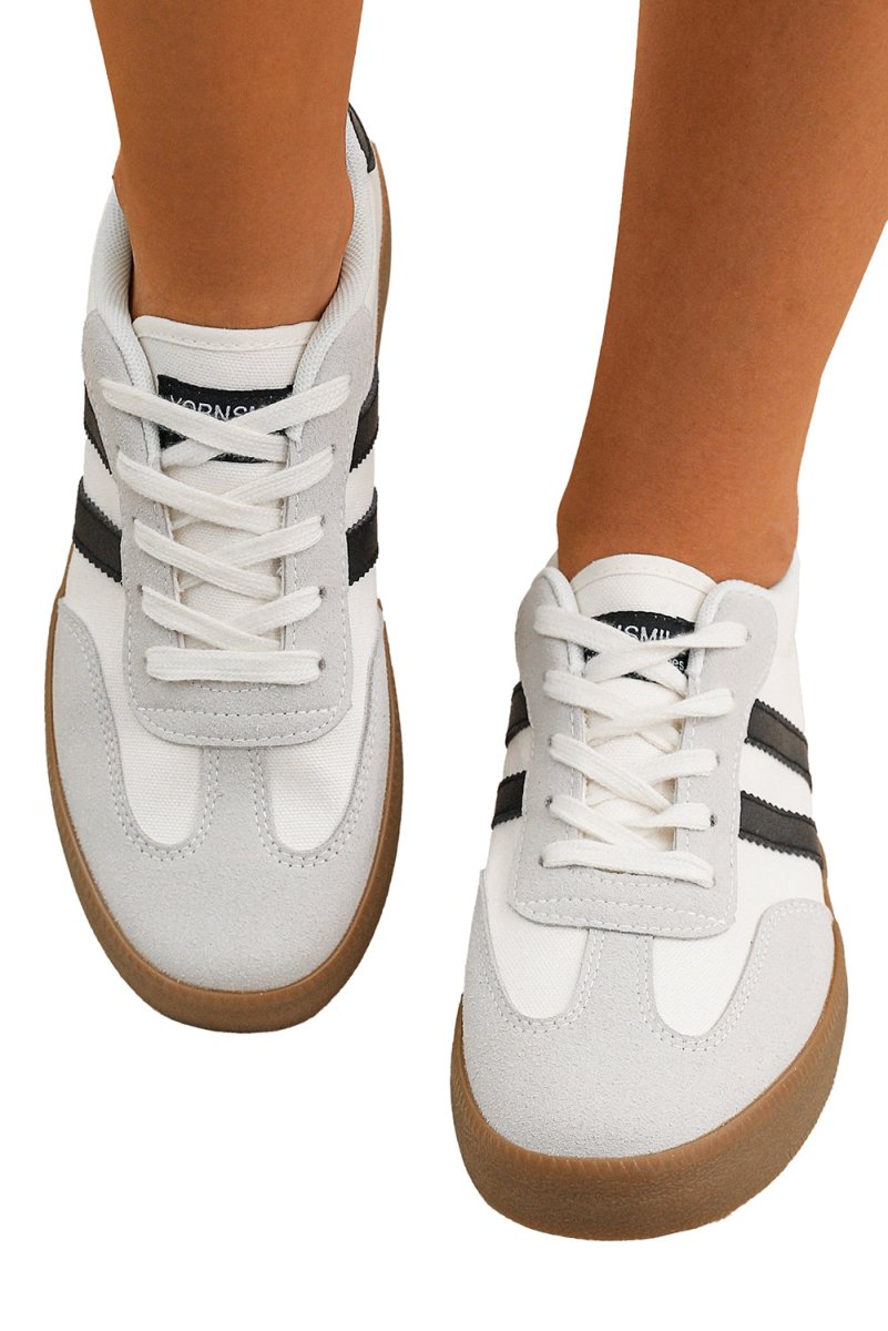 Zapatillas deportivas planas con rayas y cordones - Carmen Modas - Sneakers