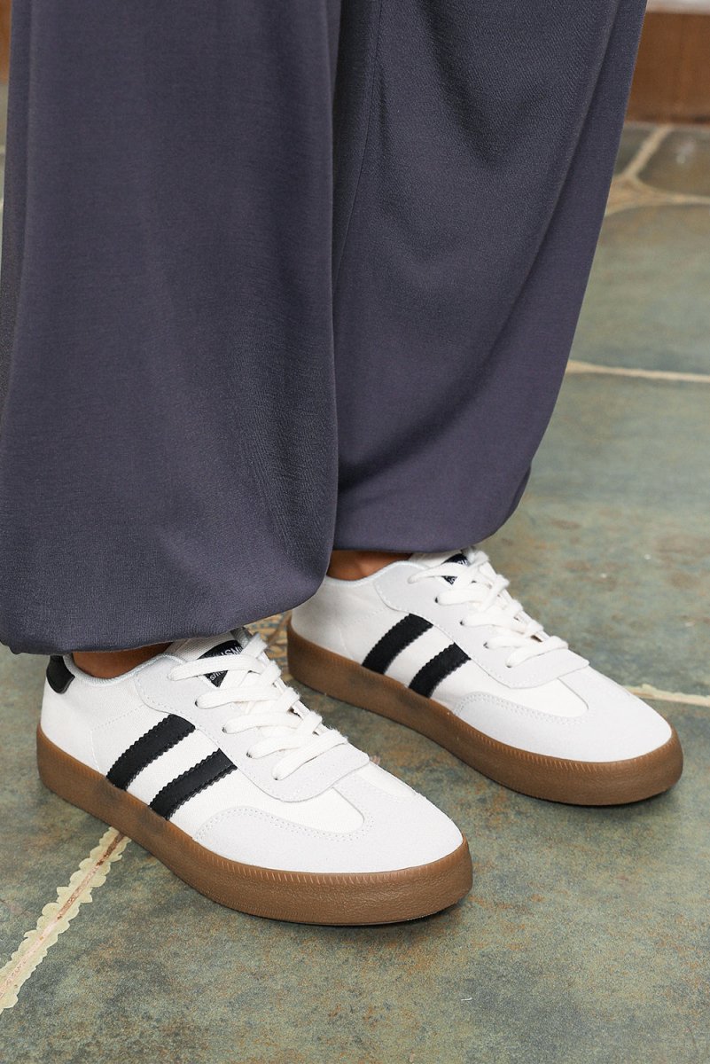 Zapatillas deportivas planas con rayas y cordones - Carmen Modas - Sneakers