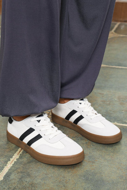 Zapatillas deportivas planas con rayas y cordones - Carmen Modas - Sneakers