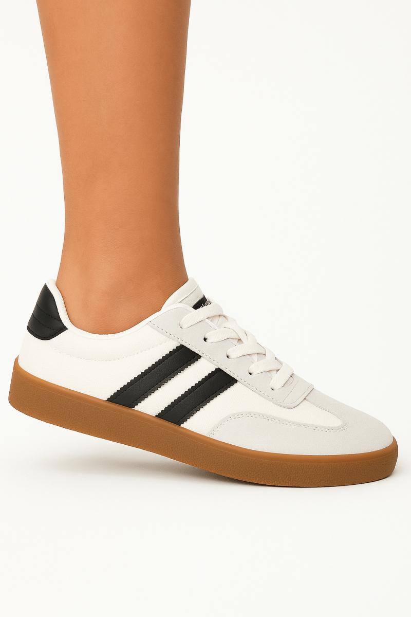 Zapatillas deportivas planas con rayas y cordones - Carmen Modas - Sneakers
