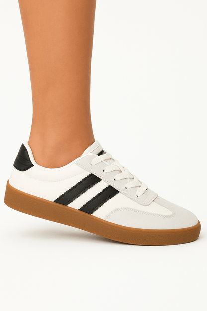 Zapatillas deportivas planas con rayas y cordones - Carmen Modas - Sneakers
