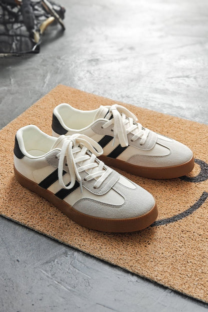 Zapatillas deportivas planas con rayas y cordones - Carmen Modas - Sneakers