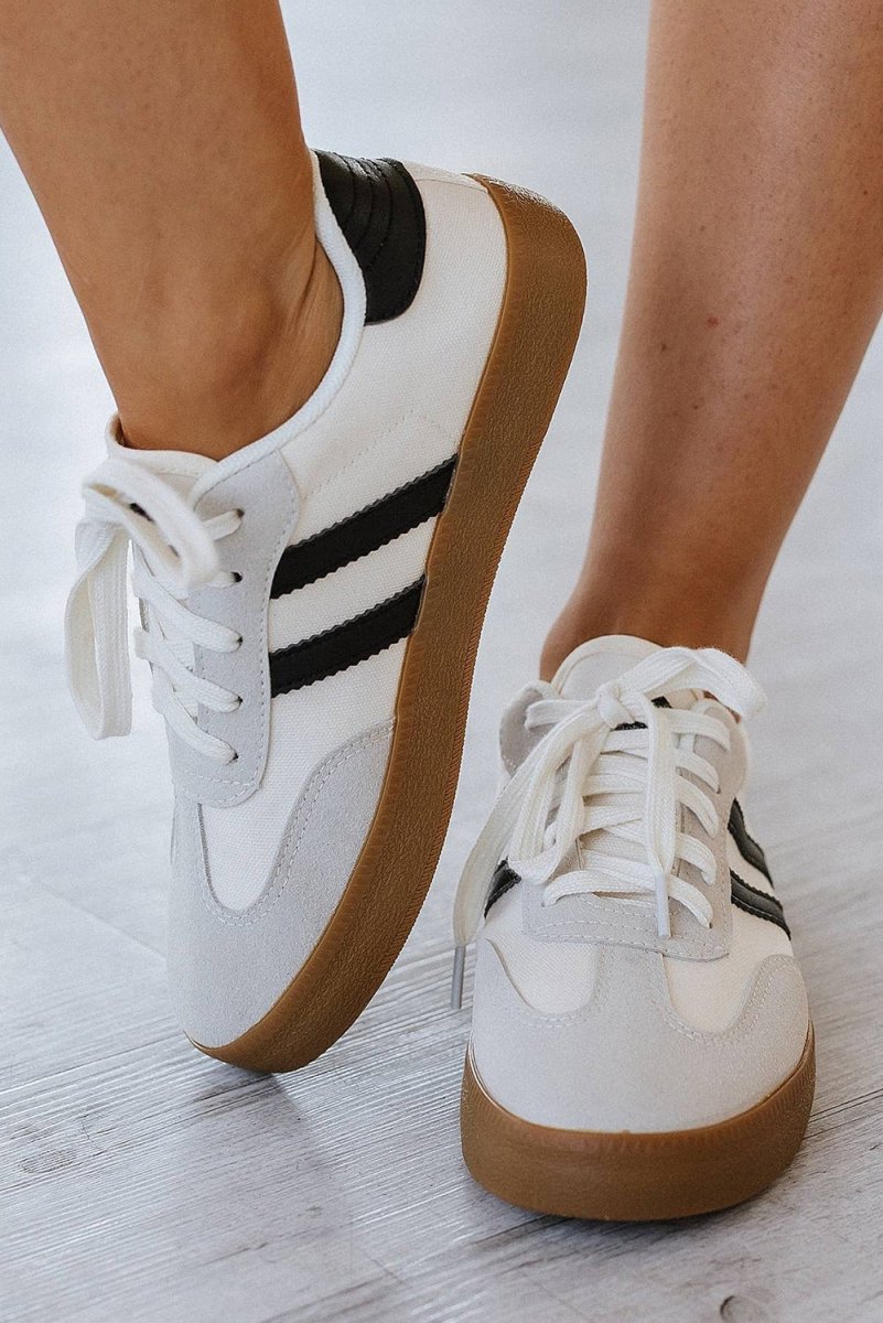 Zapatillas deportivas planas con rayas y cordones - Carmen Modas - Sneakers