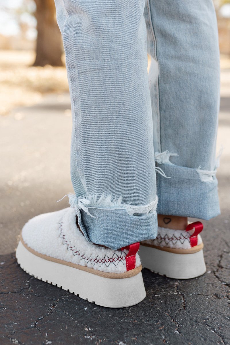 Zuecos tipo sherpa con plataforma gruesa cálida y cómoda - Carmen Modas - Slides Shoes + Flip Flops