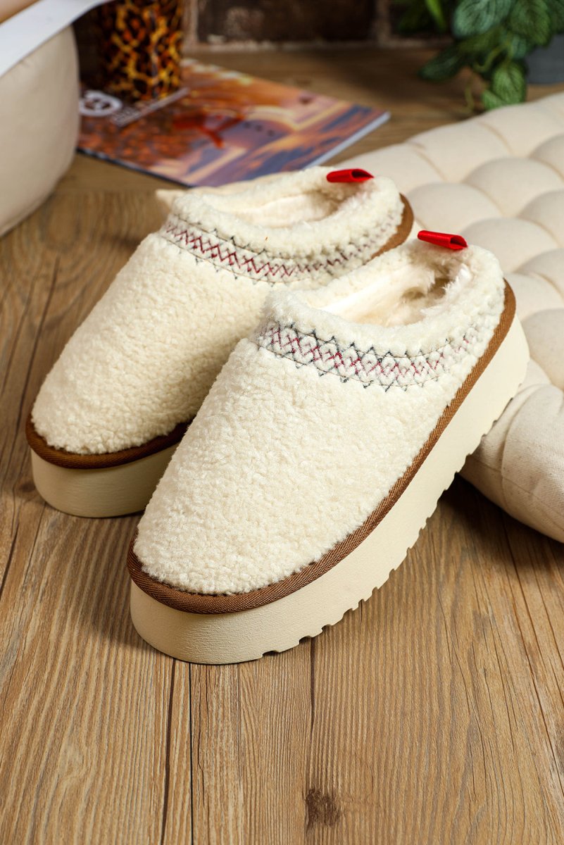 Zuecos tipo sherpa con plataforma gruesa cálida y cómoda - Carmen Modas - Slides Shoes + Flip Flops