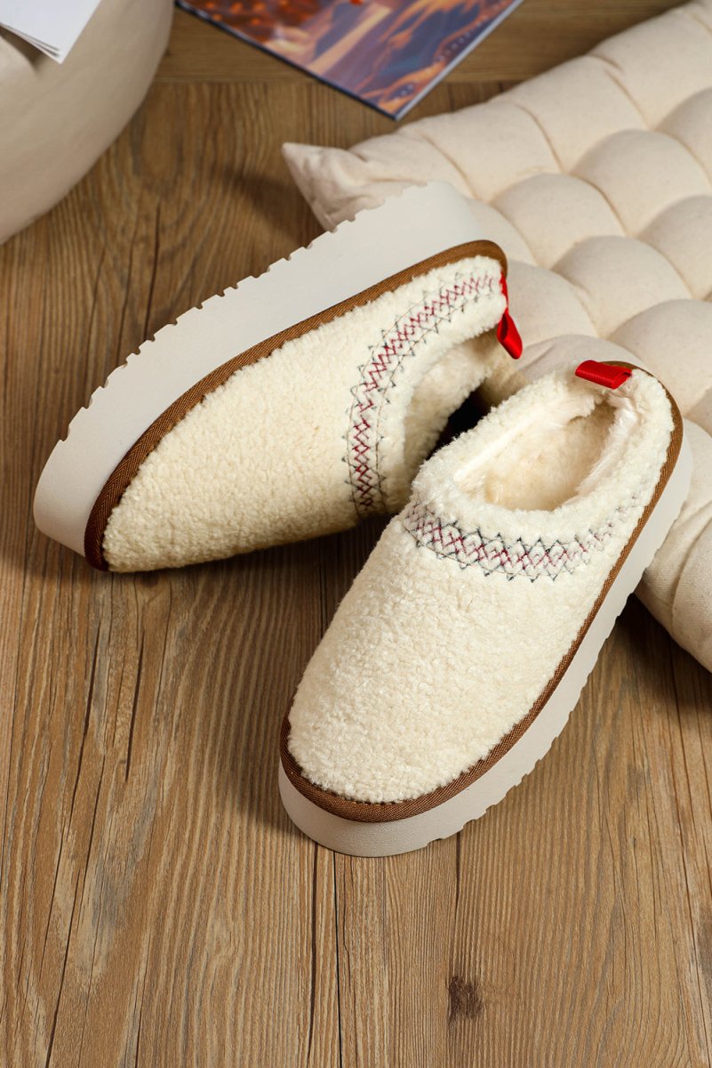 Zuecos tipo sherpa con plataforma gruesa cálida y cómoda - Carmen Modas - Slides Shoes + Flip Flops